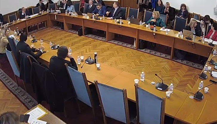 В заседанието участваха министърът на правосъдието Крум Зарков, който представи законопроекта, и омбудсманът Диана Ковачева