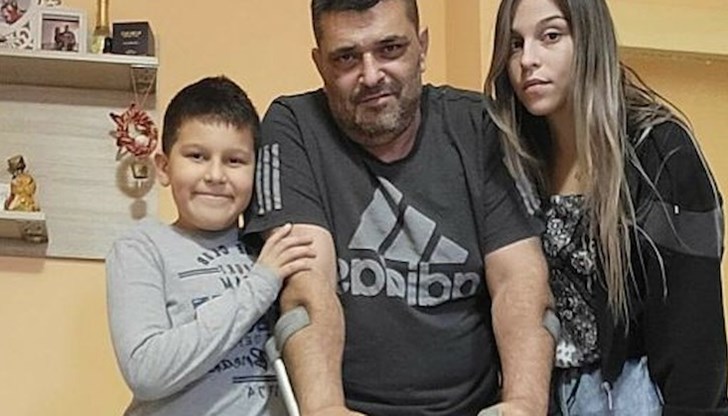 Светлозар Дончев е 48-годишен самотен баща на две деца