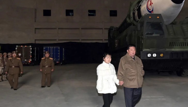 Снимки показват как двамата са хванати за ръка