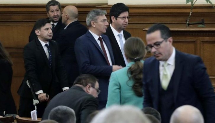 Не бива да допускаме в парламента да се появи мнозинство тип "икономическа шарлатания", заяви Томислав Дончев