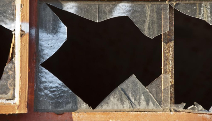 Счупени са общо 7 стъкла на прозорците на къщатаВ РУ