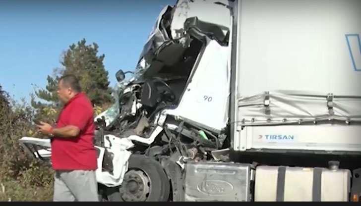 Кабината на единия камион е размазанаДва камиона се сблъскаха между