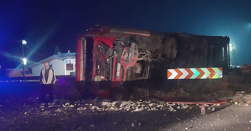 Според очевидци шофьорът е карал неадекватноТИР се е обърнал на