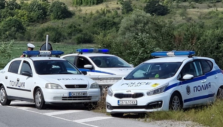 Инцидентът е между лек автомобил и автобусДвама младежи загинаха при