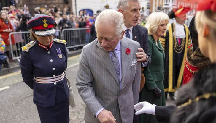Задържан е мъж, скандирал лозунгиЯйца полетяха към британския крал по