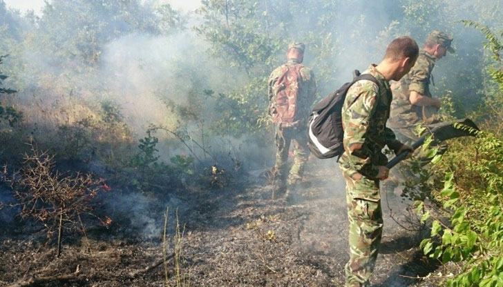 Теренът е много трудно достъпен, 200 души се борят с