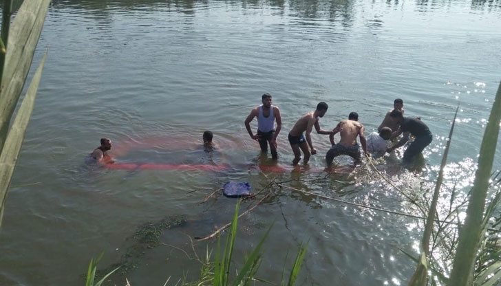 Рейсът е излязъл от платното на магистралата и паднал в канала