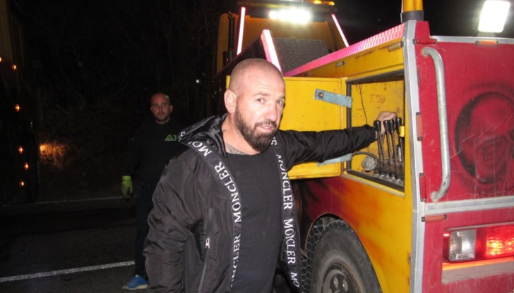 Спасителните екипи, подпомогнати от Динко Вълев, предотвратиха екологична катастрофаСложна операция по