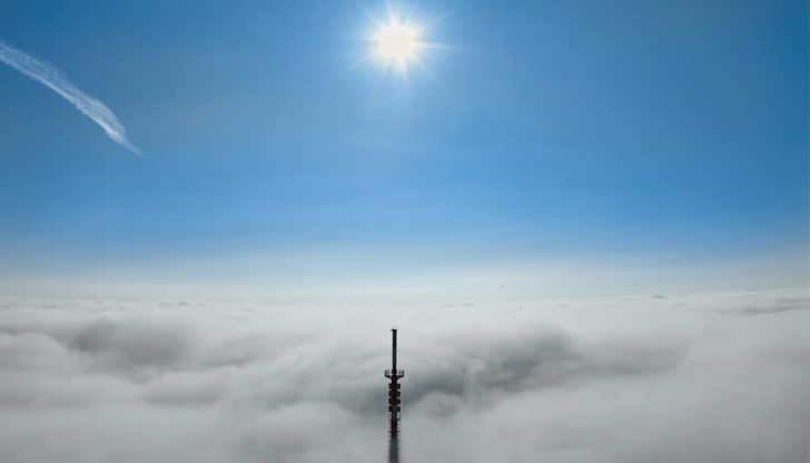 Слънце огрява върха на телевизионната кулаНад мъглата#Русе Това гласи текстът