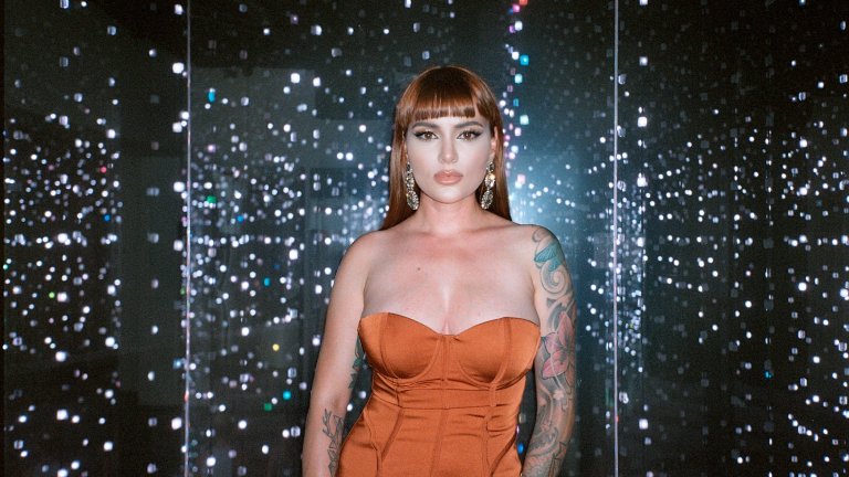 Певицата се снима върху монумента на Трите поколенияПевицата Рут Колева