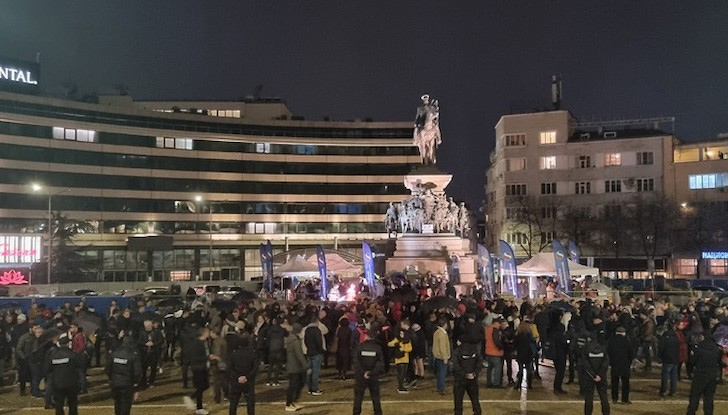 Протестиращите блокираха движението пред Народното събраниеГражданипротестират пред парламента срещу промените