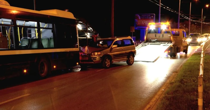Катастрофата е станала на спирка, а водачът на колата е