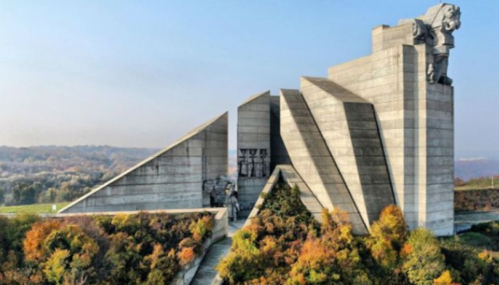 Паметникът е открит на 28 ноември 1981 година в чест