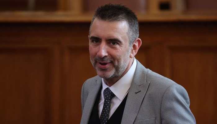 В момента нещата приличат по-скоро на модерен театър с много