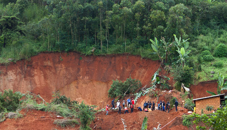 Рано вечерта полицейски пикапи извозваха телатаСвлачище в столицата на Камерун