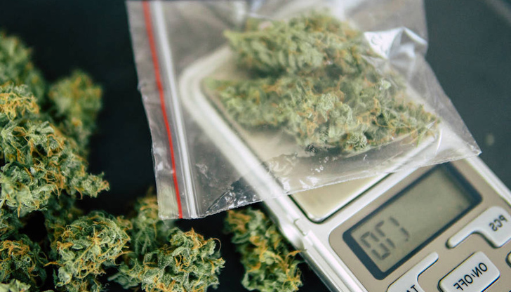 От жилището на единия от задържаните са иззети електронна везна