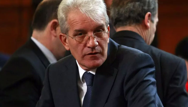 А ако има някой, който си е затварял очите, би