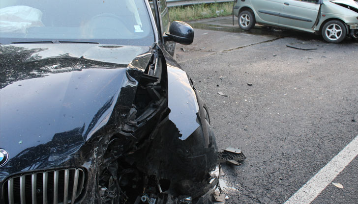 Два леки автомобила се удариха край разклона за село СитовоЗаради