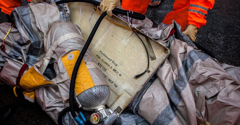 Загинал е и пилотът на гражданския хеликоптерДвама мъже - пилот