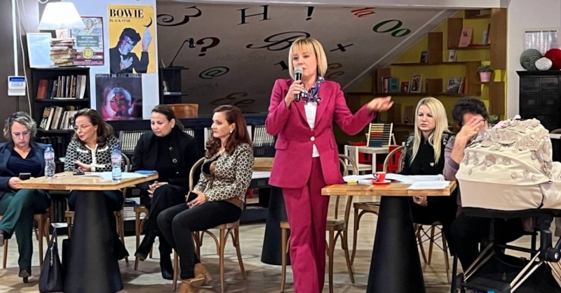 71 жени, сред които Нешка Робева, Анна Заркова и Мая Манолова се