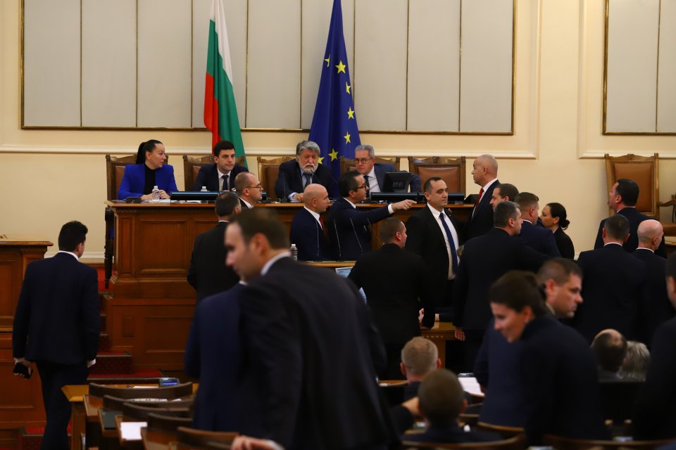 По време на дебатите се чуха нападки към служебното правителствоСлед