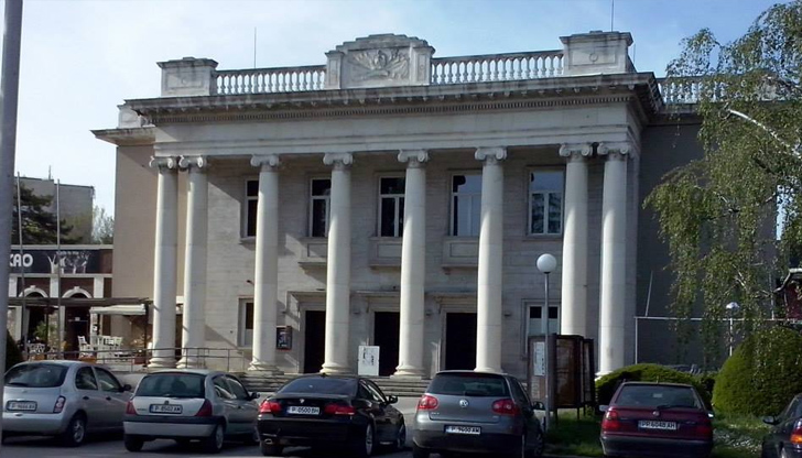 Знамената били с разрези по дължината си, като две от