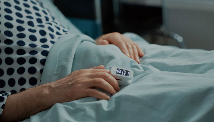 Мъжът е на апаратна вентилацияПолицаят, ранен след гонка с мигранти