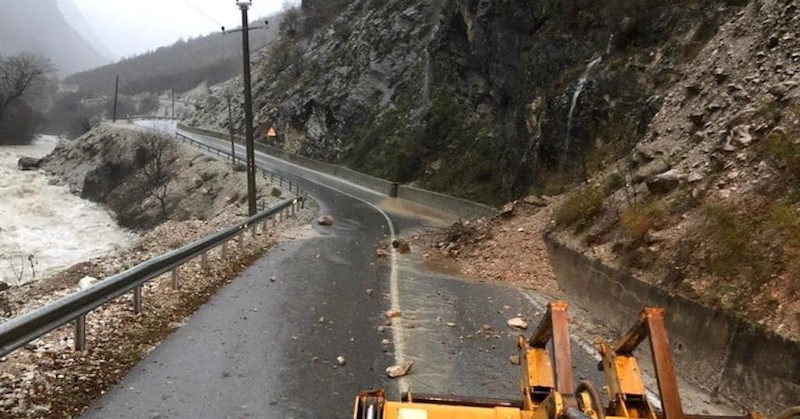 В Северна Албания има повреди на пътища и прекъсване на