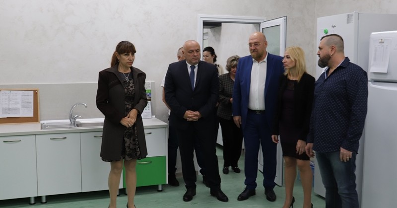 В сградата на лабораторията ще бъдат разположени кабинетите и на