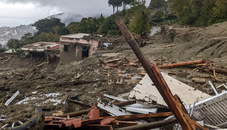 Спасителните екипи работят в много тежки условияОсем души загинаха под