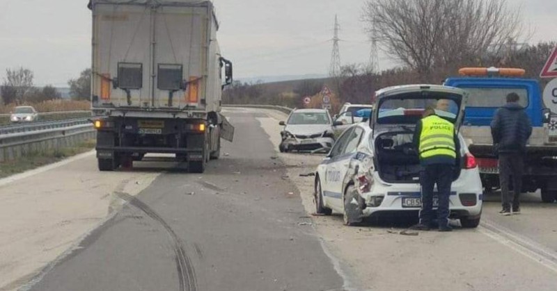 Патрул от районното управление в Нови пазар отработвал леко пътнотранспортно