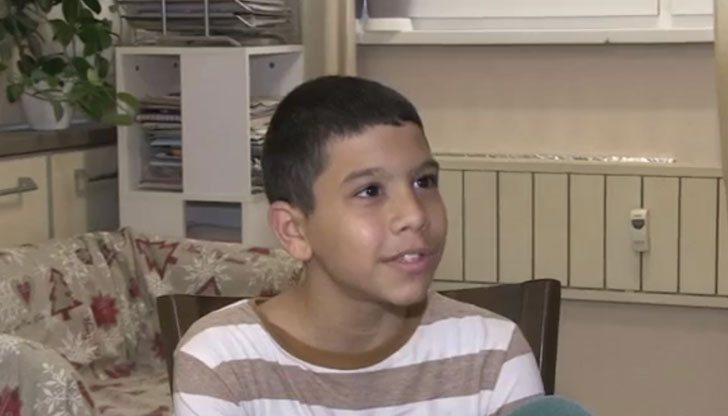 Момчето е с диагноза нанизъм14-годишният Денис Николов от Русе е