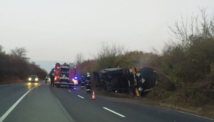 При инцидента шофьорът не е пострадалЦистерна, натоварена с битум, катастрофира