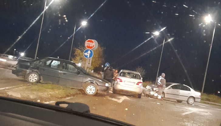 Инцидентът е станал тази вечер към 17:00 часа на кръстовището