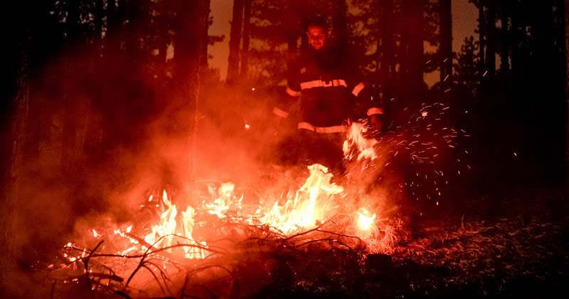 Пламъците заплашват съседни постройкиКъща гори до основи в град Крън,