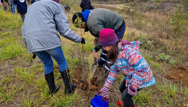 Стотици доброволци, сред които много деца и родители, се включиха