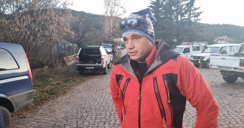 Обхождат с кучета района на Перник в търсене на момчетоНяма