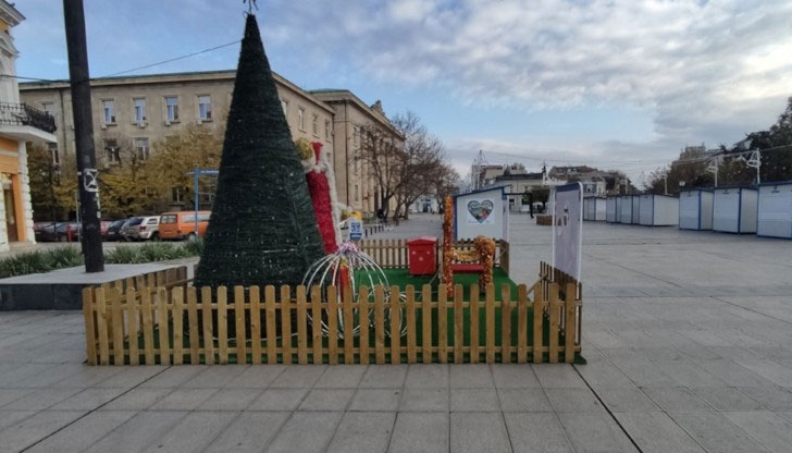 Коледното украсяване в центъра на Русе върви с пълна силаНаред