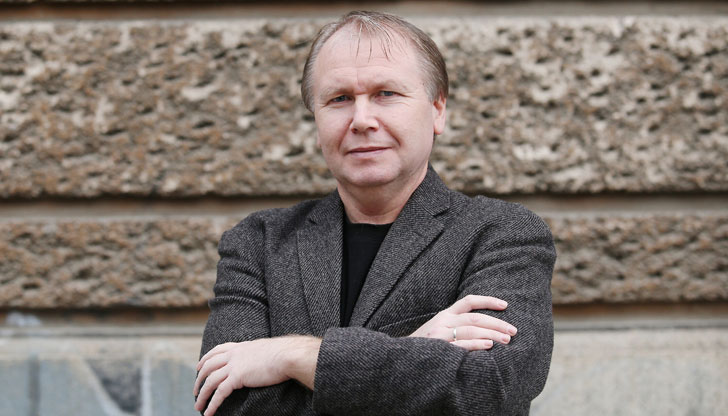 Има съмнение, че жена-атентатор сяда на пейка, където се случва