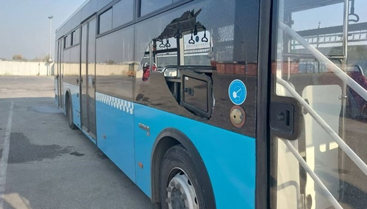 Предполага се, че по автобуса е стреляно или с въздушна