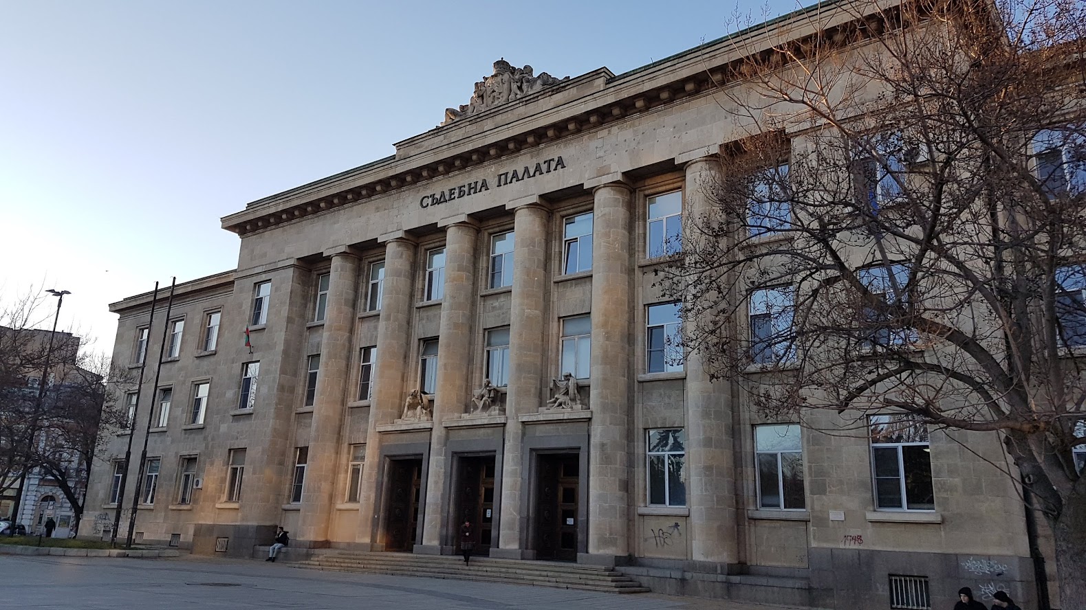 Лек автомобил Опел“ е блъснал двама пешеходци, като единият е