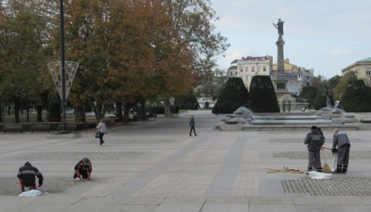 Седмица преди визитата на държавния глава на площада пред общината