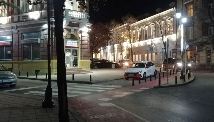 Липсващото колче е на улица СлавянскаТочно пред офиса на застрахователно