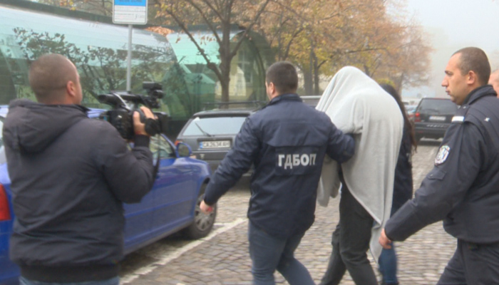 Сред задържаните днес мъже има пилот от гражданската авиация, собственик