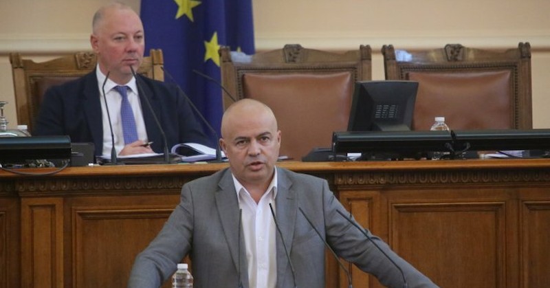 Българите ще гласуват с хартия, членовете на избирателните комисии ще