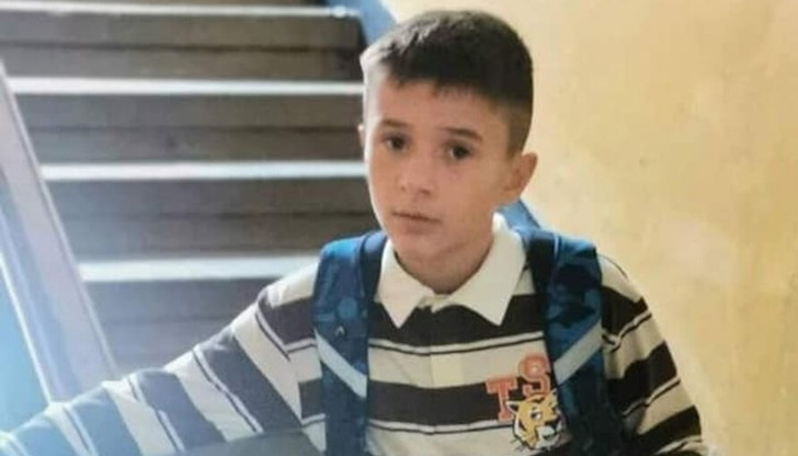 Издирването му продължава и днесС общи усилия доброволци и полицаи