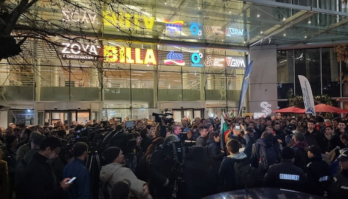 Събралите се протестиращи скандират мафията вън, никога повече ГЕРБ и