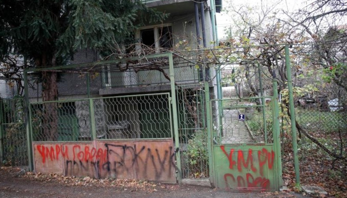 Вратите на имота на Захари Шулев са изписани с нецензурни