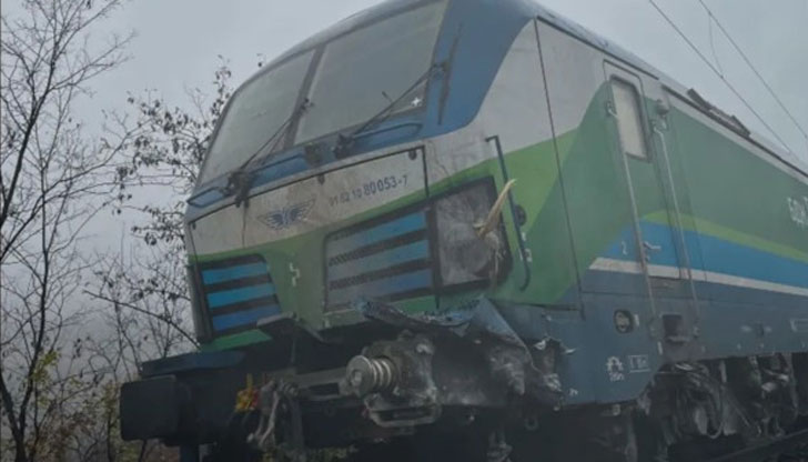 Локомотивът е дерайлирал след удар в паднала на линията скалаВлак