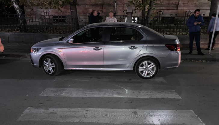 Деца чакаха десет минути да бъде отпушена зебрата, за да пресекат